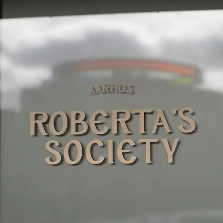 Roberta's Society Хостел *