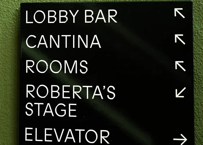 Roberta's Society Хостел Орхус