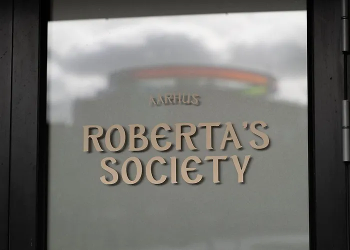 Roberta's Society Хостел *